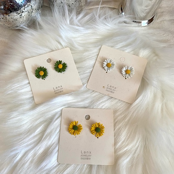 Lanx Jewelry Bundle of 3 Pairs Daisy Studs - Picture 1 of 4